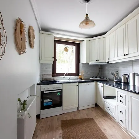 Villa 3br With Garden & Terrace In Kadikoy *